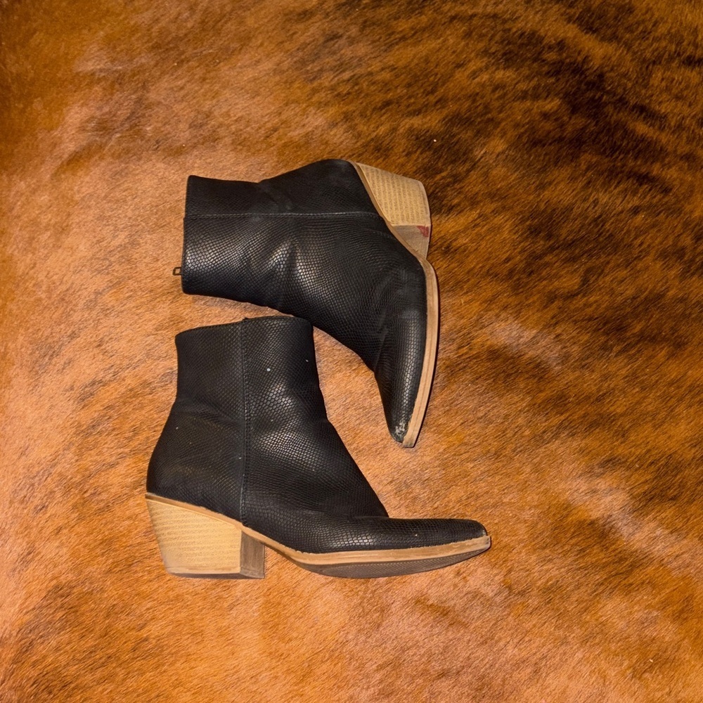 Maurices Black Ankle Boots with Tan Heel Size 7